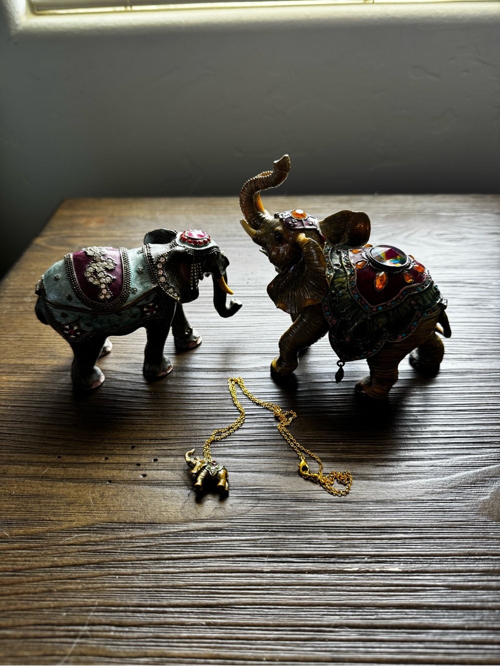 Gold Elephant Pendant Necklace - Jewelry Box Set- Unbranded